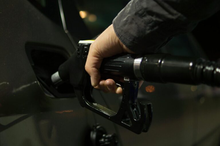 La subida de la gasolina impulsa el interés por los vehículos eléctricos