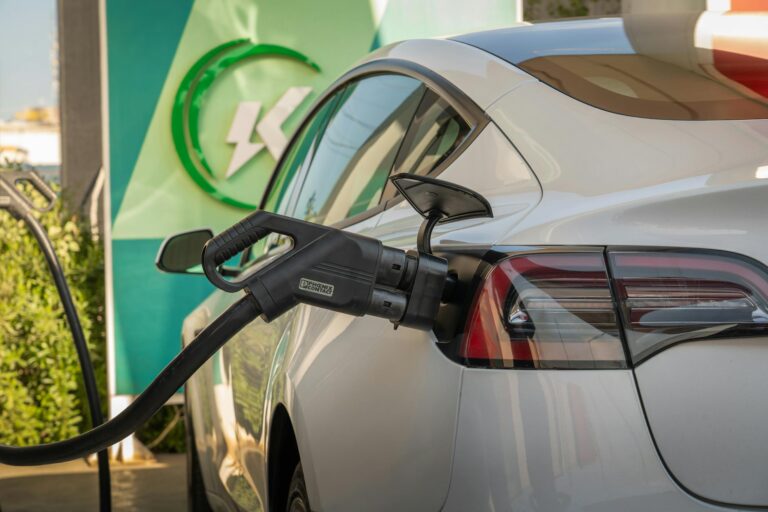 ¿Cuánto cuesta cargar un carro eléctrico en Costa Rica y qué pasa cuando sube la gasolina?